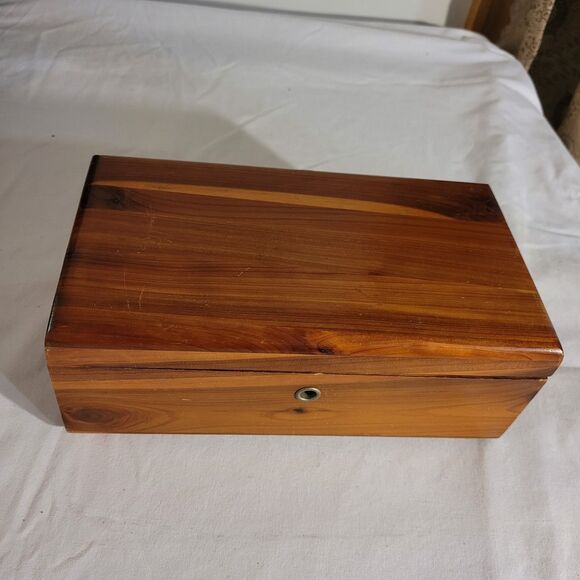 Vtg Small Lane Trinket Box No Key Cedar 9x5x3.5 The Glick Furniture Columbus OH - Picture 2 of 10